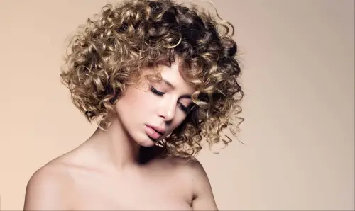 Dauerwelle ist zurück – Locken & Volumen für Männer & Frauen
