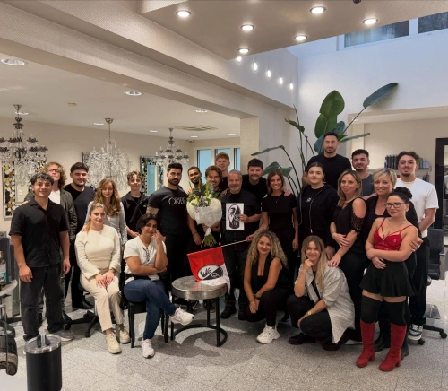 🖤 25 JAHRE ANGELO @angelo._1973 BEI FRANCEK 🖤

Heute gab es einen ganz besonderen Grund zu feiern! 🥂

Unser Angelo ist seit unglaublichen 25 Jahren Teil von Francek Friseure. ✂️❤️

Lieber Angelo, 25 Jahre Treue, Leidenschaft, Freundschaft und unzählige gemeinsame Momente – dafür möchten wir dir von Herzen DANKE sagen.

Du bist nicht einfach nur ein langjähriger Mitarbeiter, sondern ein wichtiger Teil unserer Francek-Familie. 🖤

Als kleines Dankeschön wünschen wir dir ganz viel Spaß bei deinem besonderen Geschenk: VIP beim SC Freiburg! ⚽️🏟️

Danke für 25 gemeinsame Jahre, Angelo! Auf viele weitere! 🥂🖤

Dein gesamtes
Francek-Team